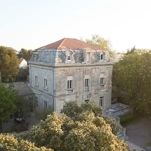 Logis - Restaurant Les Cedres Villeneuve-les-Avignon